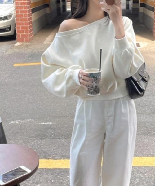 AMAJI（アマジ）の「オフショルダー風 デザインスウェット トップス ゆったりシルエット（Tシャツ/カットソー・レディース・オフホワイト/ブラック・FREE）」の7枚目の写真