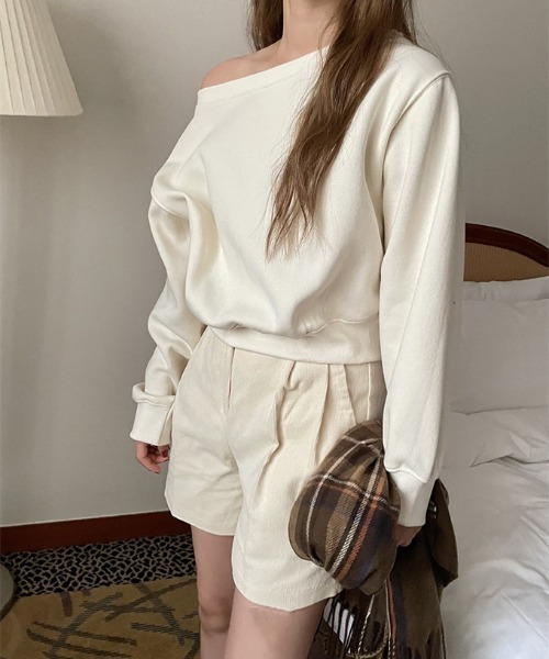 AMAJI（アマジ）の「オフショルダー風 デザインスウェット トップス ゆったりシルエット（Tシャツ/カットソー・レディース・オフホワイト/ブラック・FREE）」の8枚目の写真