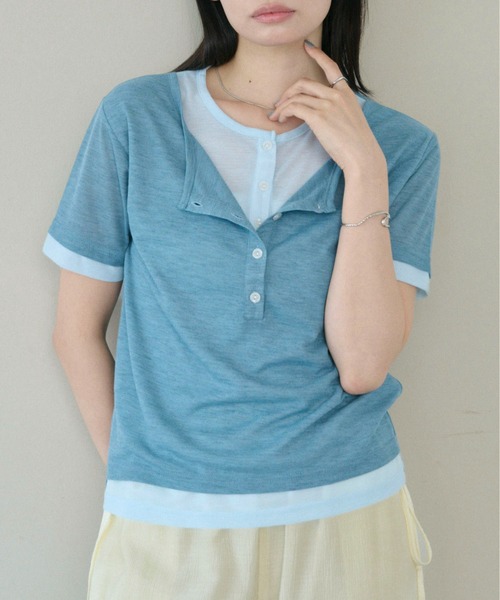 SOYEN(ソイエン)の「フェイクレイヤードシアーヘンリーネック半袖Tシャツ(Tシャツ/カットソー・レディース・ライトブルー/オフホワイト/ブルー・F)」の3枚目の写真