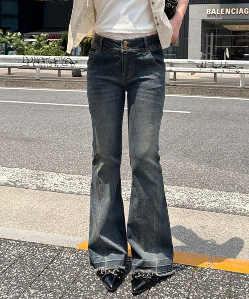 RAY CASSIN(レイカズン)の「【ローライズデニム】フラップポケット細フレアデニムパンツ(デニムパンツ・レディース・スカイブルー/ブルー/ブラック・M/S)」の3枚目の写真