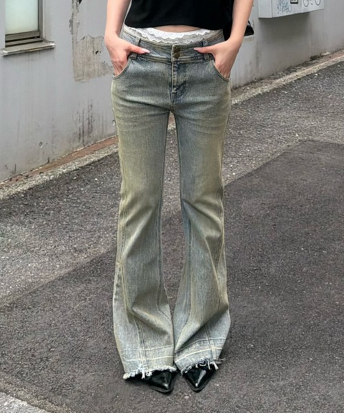 RAY CASSIN(レイカズン)の「【ローライズデニム】フラップポケット細フレアデニムパンツ(デニムパンツ・レディース・スカイブルー/ブルー/ブラック・M/S)」の1枚目の写真