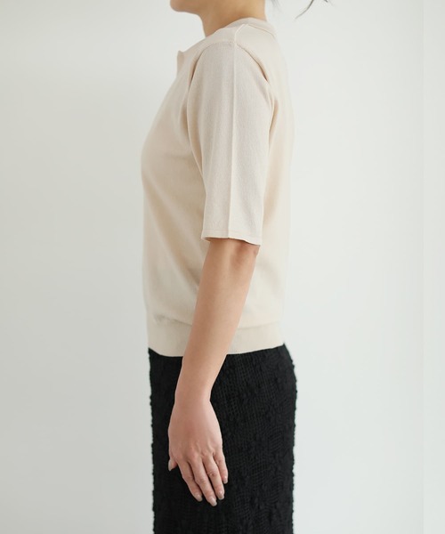 STYLE DELI(スタイルデリ)の「薄手シャリ感スキッパーニットトップス(Tシャツ/カットソー・レディース・ホワイト/ベージュ/ブラック/ブルー・FREE)」の11枚目の写真