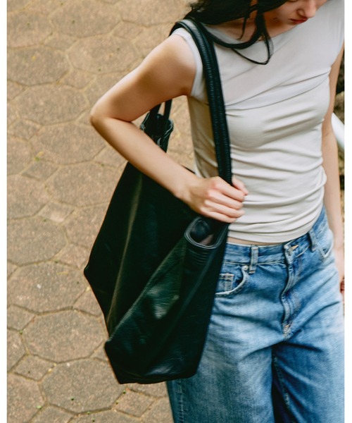 kiehtova(キエトヴァ)の「【kiehtova】FAUX LEATHER VOYAGE BAG/フォックスレザーヴォヤージュバッグ 軽量 収納力(トートバッグ・レディース・ブラック/グレー・FREE)」の2枚目の写真