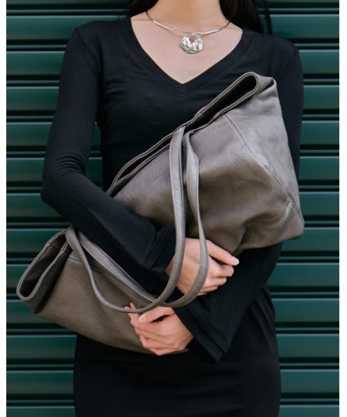 kiehtova(キエトヴァ)の「【kiehtova】FAUX LEATHER VOYAGE BAG/フォックスレザーヴォヤージュバッグ 軽量 収納力(トートバッグ・レディース・ブラック/グレー・FREE)」の8枚目の写真