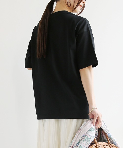 and it_(アンドイット)の「汗じみ軽減加工五分袖Tシャツ(Tシャツ/カットソー・レディース・グレイッシュベージュ/ブラック/アイボリー・M-L)」の3枚目の写真