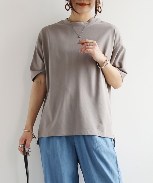 and it_(アンドイット)の「汗じみ軽減加工五分袖Tシャツ(Tシャツ/カットソー・レディース・グレイッシュベージュ/ブラック/アイボリー・M-L)」の4枚目の写真