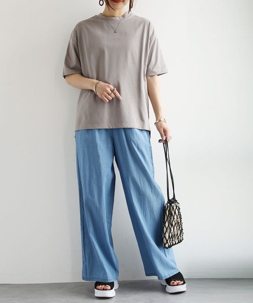 and it_(アンドイット)の「汗じみ軽減加工五分袖Tシャツ(Tシャツ/カットソー・レディース・グレイッシュベージュ/ブラック/アイボリー・M-L)」の5枚目の写真