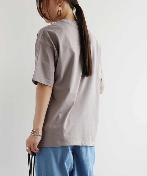and it_(アンドイット)の「汗じみ軽減加工五分袖Tシャツ(Tシャツ/カットソー・レディース・グレイッシュベージュ/ブラック/アイボリー・M-L)」の7枚目の写真