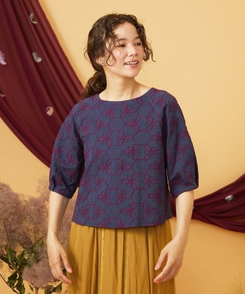 Jocomomola(ホコモモラ)の「【2WAY】Sacudida フラワーコード刺繍カットソー(Tシャツ/カットソー・レディース・ネイビー/グリーン・40)」の2枚目の写真