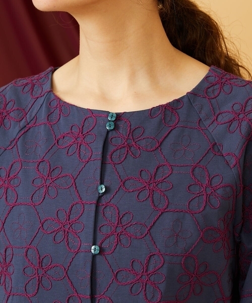 Jocomomola(ホコモモラ)の「【2WAY】Sacudida フラワーコード刺繍カットソー(Tシャツ/カットソー・レディース・ネイビー/グリーン・40)」の16枚目の写真