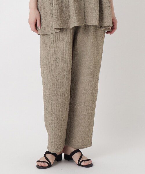 one'sterrace(ワンズテラス)の「エンボス加工 タックパンツ(その他パンツ・レディース・ベージュ系その他7/ブラック系8・02)」の1枚目の写真