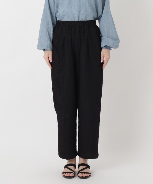 one'sterrace(ワンズテラス)の「エンボス加工 タックパンツ(その他パンツ・レディース・ベージュ系その他7/ブラック系8・02)」の11枚目の写真