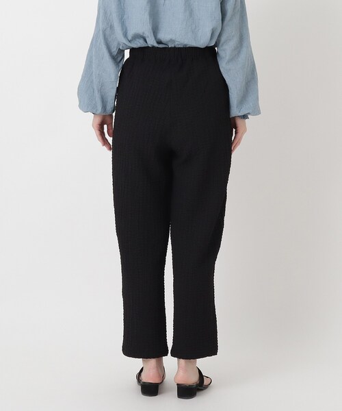 one'sterrace(ワンズテラス)の「エンボス加工 タックパンツ(その他パンツ・レディース・ベージュ系その他7/ブラック系8・02)」の13枚目の写真