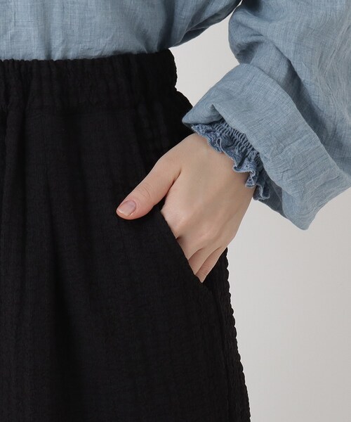 one'sterrace(ワンズテラス)の「エンボス加工 タックパンツ(その他パンツ・レディース・ベージュ系その他7/ブラック系8・02)」の8枚目の写真