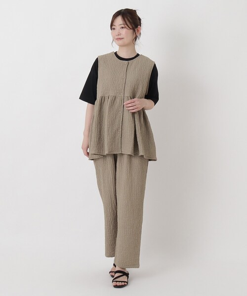 one'sterrace(ワンズテラス)の「エンボス加工 タックパンツ(その他パンツ・レディース・ベージュ系その他7/ブラック系8・02)」の4枚目の写真