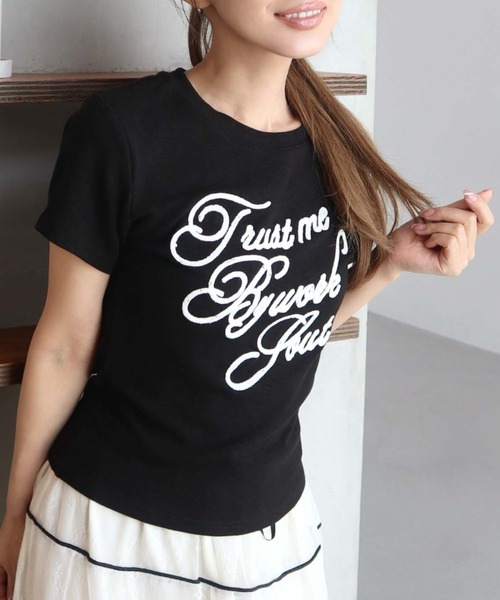 CECIL McBEE(セシルマクビー)の「【CECIL McBEE】チェーンステッチロゴTシャツ(Tシャツ/カットソー・レディース・ブラック/ブラウン/グレー/ホワイト・MEDIUM)」の1枚目の写真