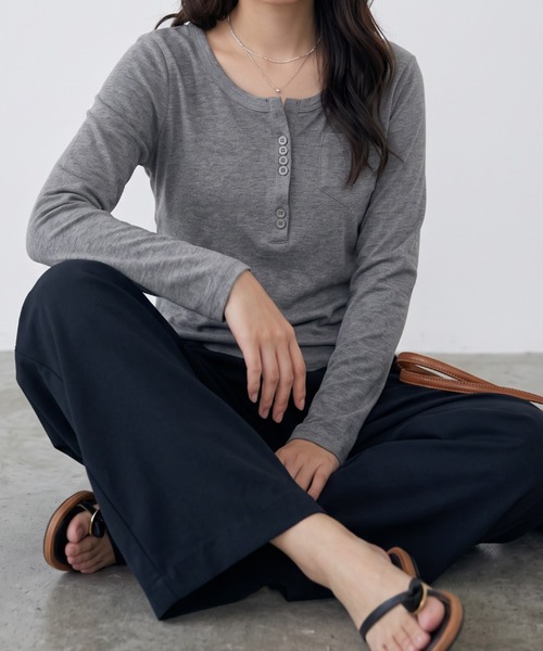 umune（ウムネ）の「こなれ感を演出するヘンリーネック♪胸ポケット付き長袖カットソー（Tシャツ/カットソー・レディース・ブラウン/グレー/ブラック×ホワイト/ブラック・FREE）」の18枚目の写真