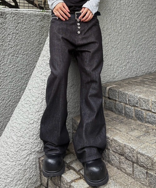 Never mind the XU / Chikashitsu+（ネバーマインド ザ エックスユー / チカシツプラス）の「button fly flare denim pants / ボタンフライフレアデニムパンツ（デニムパンツ・メンズ・ブラック・M/L/S）」の3枚目の写真