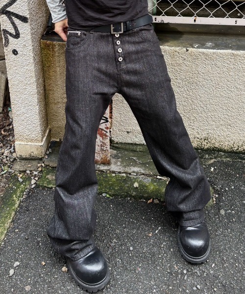 Never mind the XU / Chikashitsu+（ネバーマインド ザ エックスユー / チカシツプラス）の「button fly flare denim pants / ボタンフライフレアデニムパンツ（デニムパンツ・メンズ・ブラック・M/L/S）」の2枚目の写真