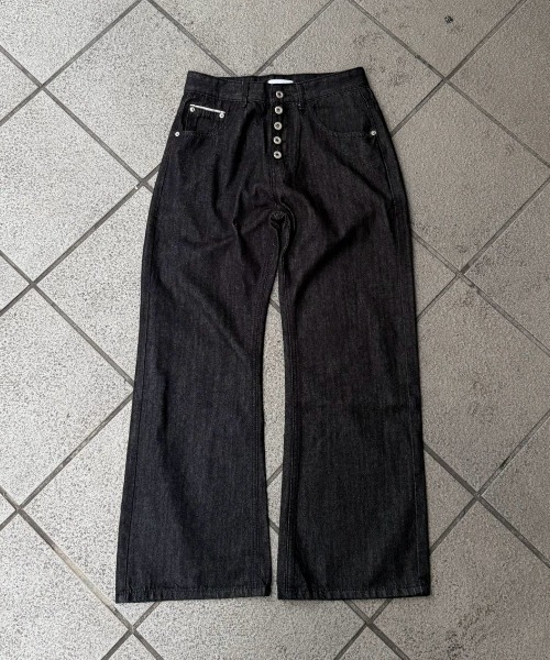 Never mind the XU / Chikashitsu+（ネバーマインド ザ エックスユー / チカシツプラス）の「button fly flare denim pants / ボタンフライフレアデニムパンツ（デニムパンツ・メンズ・ブラック・M/L/S）」の11枚目の写真