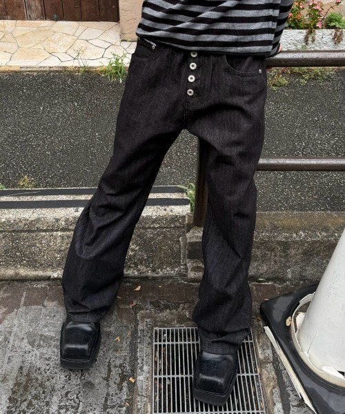 Never mind the XU / Chikashitsu+（ネバーマインド ザ エックスユー / チカシツプラス）の「button fly flare denim pants / ボタンフライフレアデニムパンツ（デニムパンツ・メンズ・ブラック・M/L/S）」の8枚目の写真