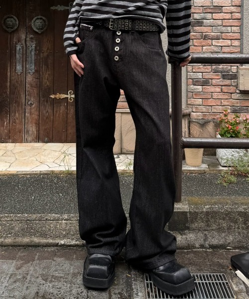 Never mind the XU / Chikashitsu+（ネバーマインド ザ エックスユー / チカシツプラス）の「button fly flare denim pants / ボタンフライフレアデニムパンツ（デニムパンツ・メンズ・ブラック・M/L/S）」の7枚目の写真
