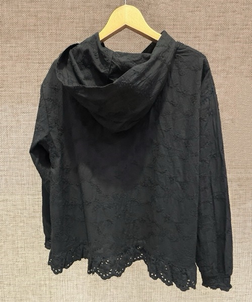 SELF+SERVICE（セルフサービス）の「EXPAND　オーガニック綿入刺繍フードブラウス（シャツ/ブラウス・レディース・アイボリー/ブラック・L/M）」の4枚目の写真
