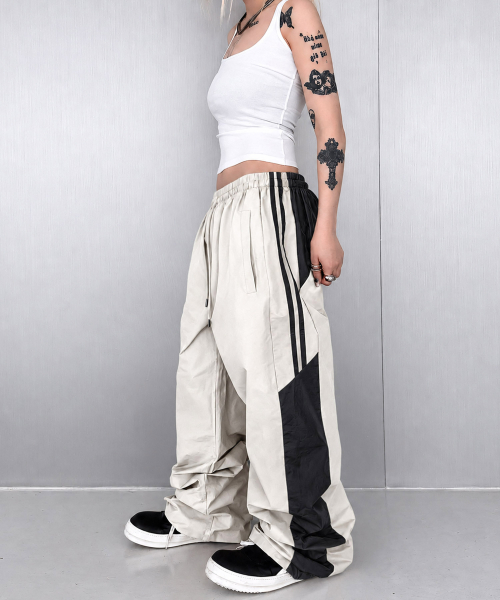 ROARINGRAD(ロアリングラド)の「26パネルトラックパンツ サンド(スウェットパンツ・レディース・その他・MEDIUM/LARGE)」の1枚目の写真