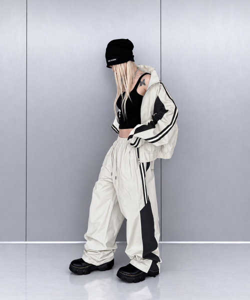 ROARINGRAD(ロアリングラド)の「26パネルトラックパンツ サンド(スウェットパンツ・レディース・その他・MEDIUM/LARGE)」の3枚目の写真