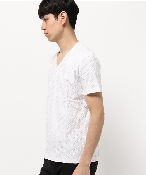 MEN'S BIGI(メンズビギ)の「バイアスジャガード VネックTシャツ/JAPAN MADE(日本製)(Tシャツ/カットソー・メンズ・ホワイト/ネイビー・S/M/L)」の3枚目の写真