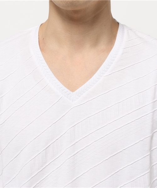 MEN'S BIGI(メンズビギ)の「バイアスジャガード VネックTシャツ/JAPAN MADE(日本製)(Tシャツ/カットソー・メンズ・ホワイト/ネイビー・S/M/L)」の5枚目の写真