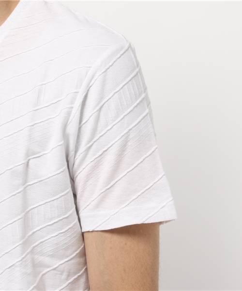 MEN'S BIGI(メンズビギ)の「バイアスジャガード VネックTシャツ/JAPAN MADE(日本製)(Tシャツ/カットソー・メンズ・ホワイト/ネイビー・S/M/L)」の6枚目の写真