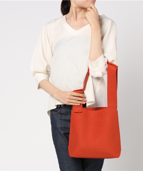 ESTNATION（エストネーション）の「ZATTU ショルダー/巾着バッグ（ショルダーバッグ・レディース・レッド/ライトグレー/ベージュ・FREE）」の4枚目の写真