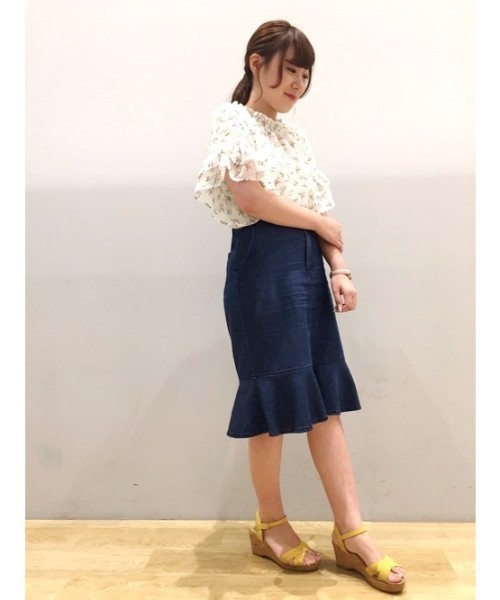 earth music&ecology（アースミュージックアンドエコロジー）の「・シフォンフラワープリントブラウス（シャツ/ブラウス・レディース・アイボリー/ライトピンク/イエロー/ブラック・FREE）」の2枚目の写真