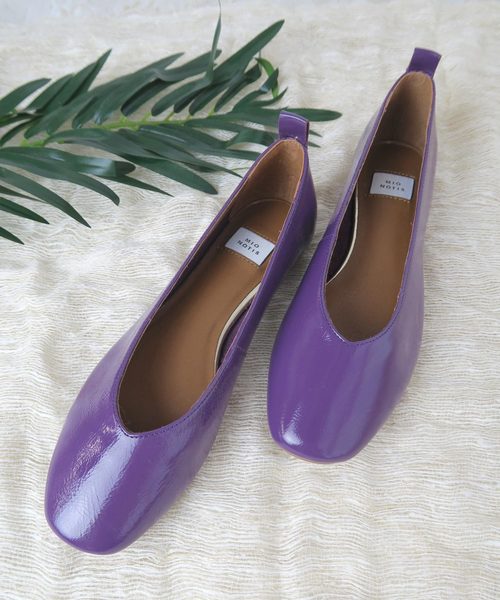 mio notis（ミオノティス）の「Vカットパテントカッター（パンプス・レディース・ブラック/ボルドー/ベージュ/パープル・35/36/37/38/39）」の4枚目の写真