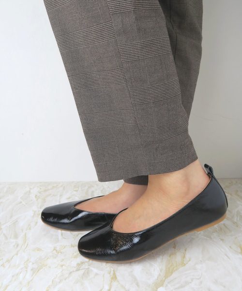 mio notis（ミオノティス）の「Vカットパテントカッター（パンプス・レディース・ブラック/ボルドー/ベージュ/パープル・35/36/37/38/39）」の2枚目の写真