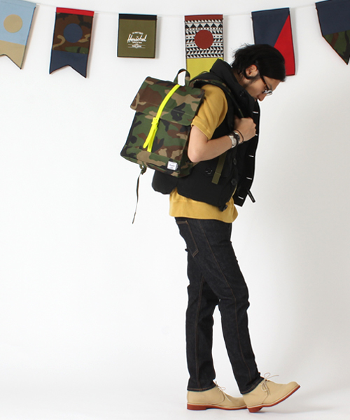 BEAMS(ビームス)の「□Herschel×BEAMS / 別注 “CITY”(バックパック/リュック・メンズ・オリーブ/オレンジ/カモフラージュ・ONE SIZE)」の15枚目の写真