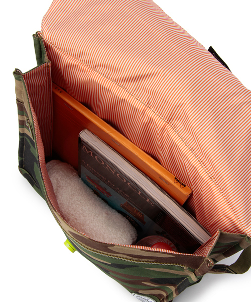 BEAMS(ビームス)の「□Herschel×BEAMS / 別注 “CITY”(バックパック/リュック・メンズ・オリーブ/オレンジ/カモフラージュ・ONE SIZE)」の7枚目の写真