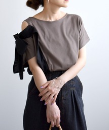 ショルダーカットサイドラインアシメリボントップス
