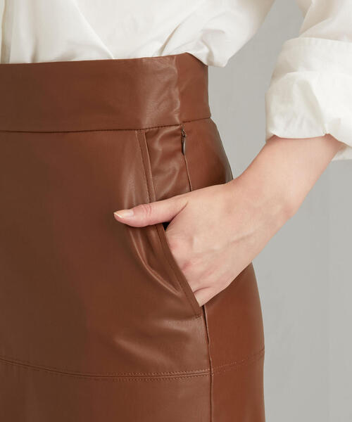 green label relaxing（グリーンレーベルリラクシング）の「FM フェイクレザー タイト スカート（スカート・レディース・ブラック/ブラウン・38/36）」の4枚目の写真