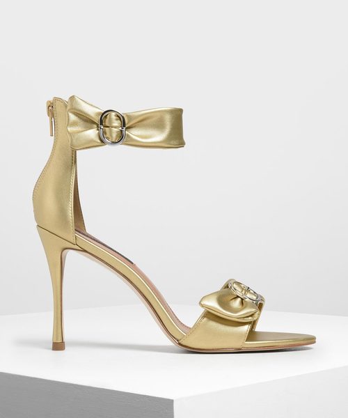 CHARLES & KEITH(チャールズ & キース)の「ラッチドツートーンバックル スティレットヒール / Ruched Two-Tone Buckle Stiletto Heels(サンダル・レディース・ブラック/ゴールド/アイボリー・22.5cm/23cm/23.5cm/24.5cm/25cm)」の1枚目の写真