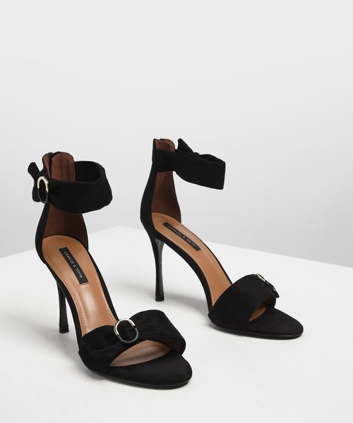 CHARLES & KEITH(チャールズ & キース)の「ラッチドツートーンバックル スティレットヒール / Ruched Two-Tone Buckle Stiletto Heels(サンダル・レディース・ブラック/ゴールド/アイボリー・22.5cm/23cm/23.5cm/24.5cm/25cm)」の5枚目の写真