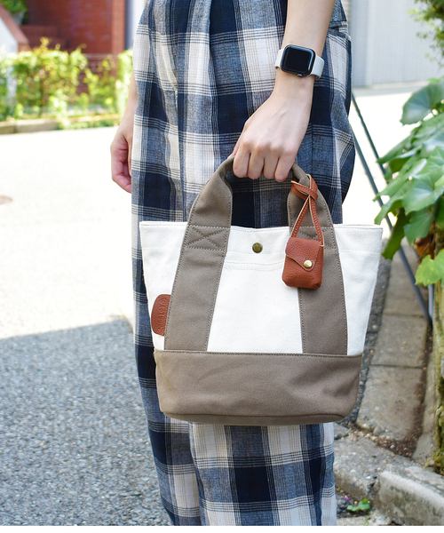 toleur（トーラ）の「【toleur】コンビキャンバス/カウレザー ミニトート/11568（トートバッグ・レディース・ブラック/グリーン/ライトブラウン/イエロー/ベージュ/ブルー/カーキ/ライトグレー/オレンジ/グレイッシュベージュ・FREE）」の3枚目の写真