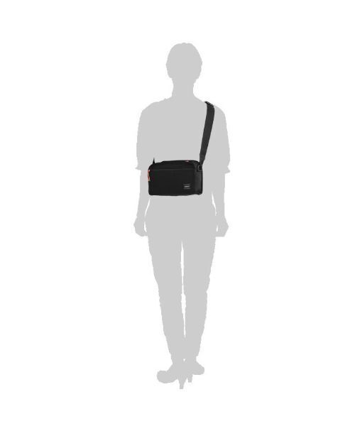 PORTER(ポーター)の「ヘキサリア ショルダーバッグ(M)(ショルダーバッグ・メンズ・ブラック/ネイビー/フューシャピンク・FREE)」の4枚目の写真