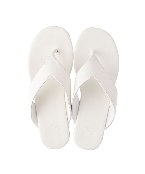 AKTE(アクテ)の「ワイドトングサンダル(サンダル・レディース・ホワイト/ブラック・S/M)」の1枚目の写真