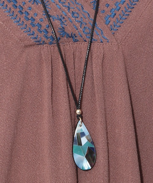 チチカカ(チチカカ)の「モザイクシェルネックレス(ネックレス・レディース・ブルー/ピンク/ナチュラル・FREE)」の2枚目の写真