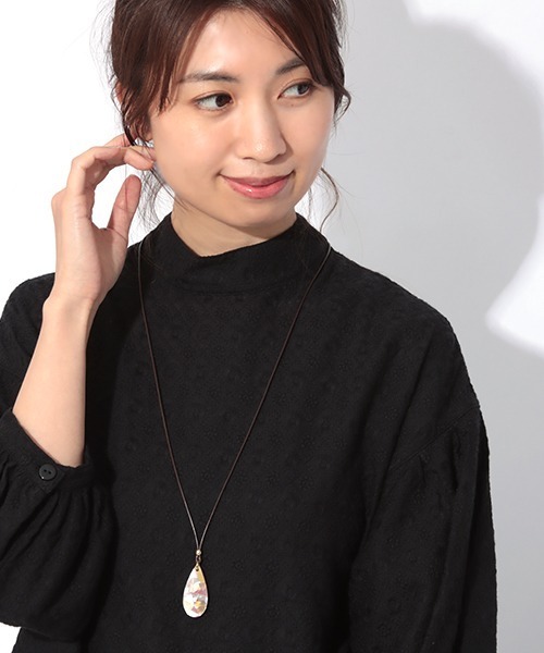 チチカカ(チチカカ)の「モザイクシェルネックレス(ネックレス・レディース・ブルー/ピンク/ナチュラル・FREE)」の8枚目の写真