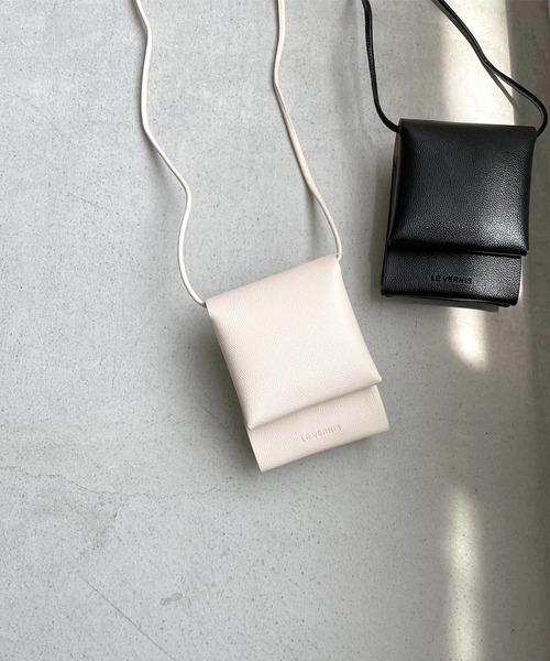 CANAL JEAN(キャナルジーン)の「LE VERNIS(ル・ベルニ) ラップポシェット(ショルダーバッグ・レディース・ブラック/ホワイト・ONE SIZE)」の1枚目の写真