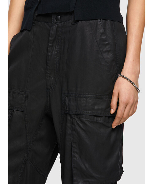 DIESEL(ディーゼル)の「DIESEL FW21 デニム レディース ボーフレンド ブラックデニム カーゴパンツ コーティング(デニムパンツ・レディース・ブラック・25inch/29inch/23inch/27inch)」の4枚目の写真