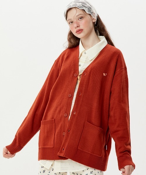KIRSH(キルシー)の「A'GEM/9 × .kom『KIRSH/キルシー』SMALL CHERRY V-NECK CARDIGAN/スモールチェリー Vネックカーディガン(カーディガン/ボレロ・レディース・ブラック/オレンジ/ブルー/アイボリー・FREE)」の4枚目の写真